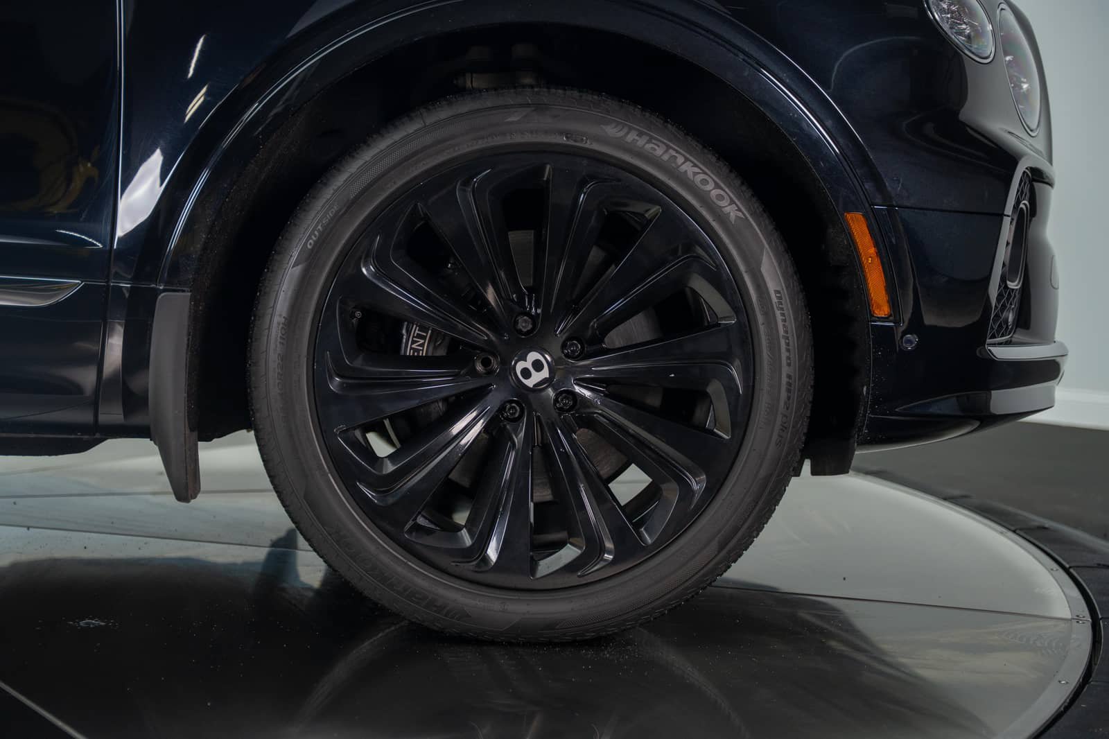 Used 2021 Bentley Bentayga w/ First Edition Specification AWD/4WD image 27