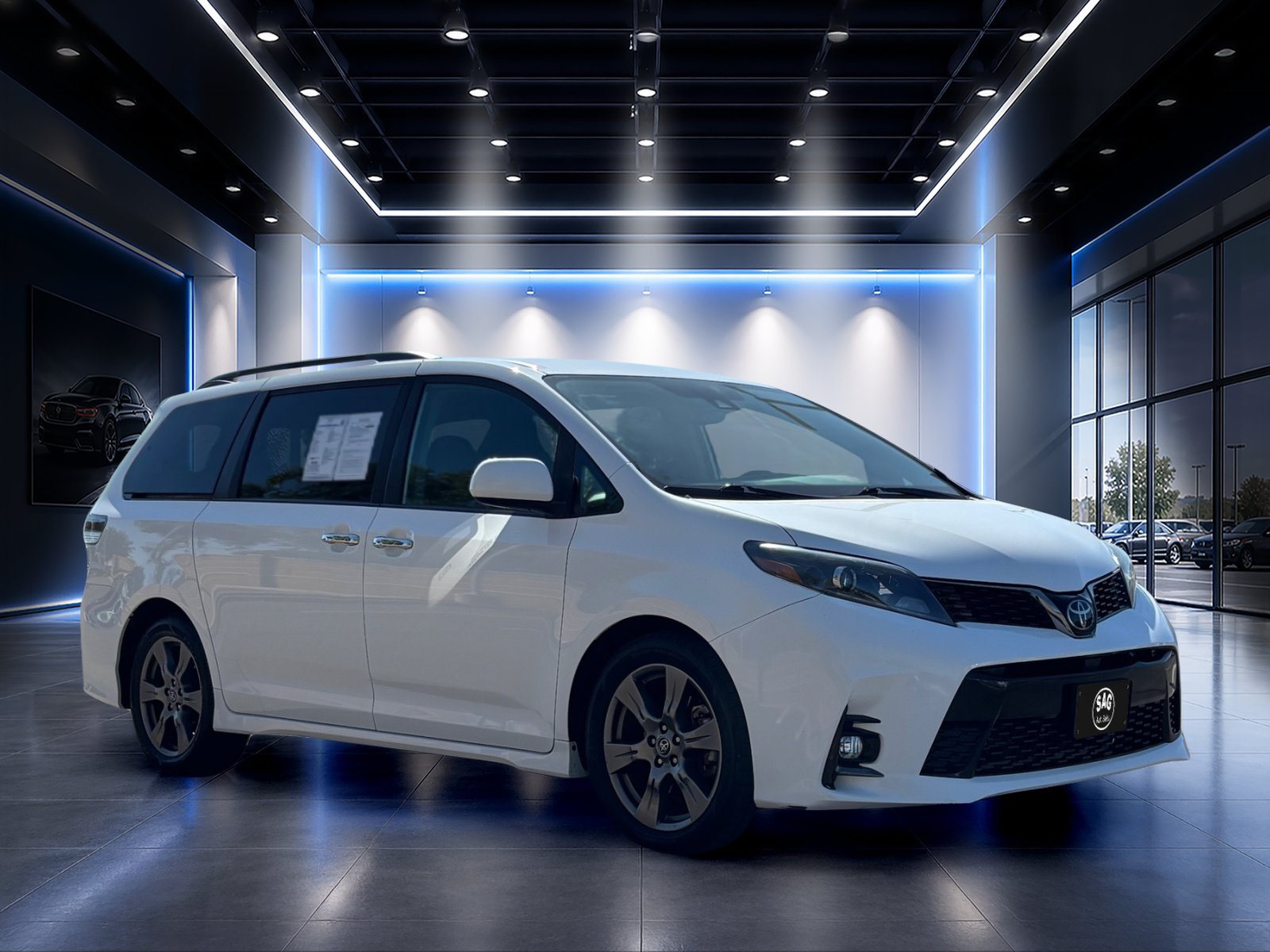 Used 2020 Toyota Sienna SE w/ Carpet Mat Package FWD image 2