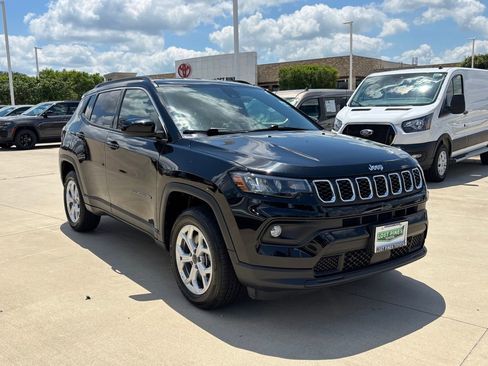 Used 2025 Jeep Compass Latitude AWD/4WD image 5