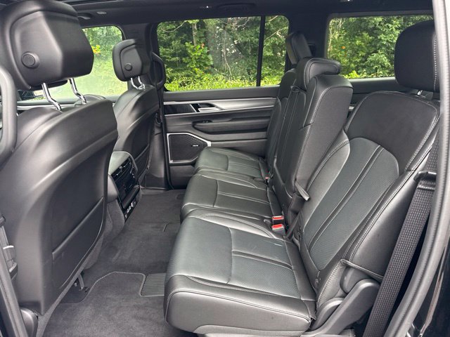 Used 2025 Jeep Wagoneer 4WD w/ Premium Group I image 17