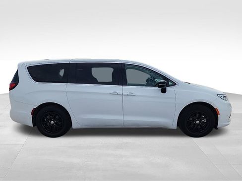 Used 2024 Chrysler Pacifica Touring-L FWD image 10