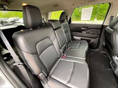 Used 2024 Nissan Pathfinder SL AWD/4WD image 15