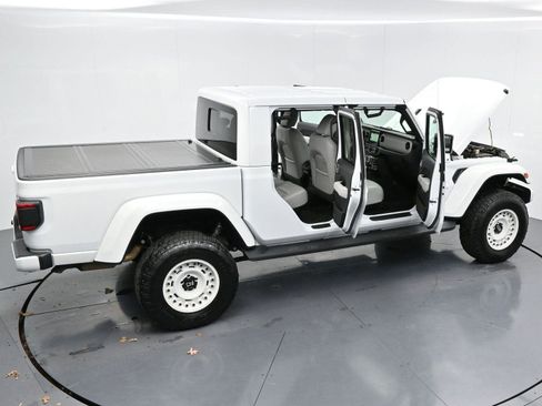 Used 2022 Jeep Gladiator Overland image 40