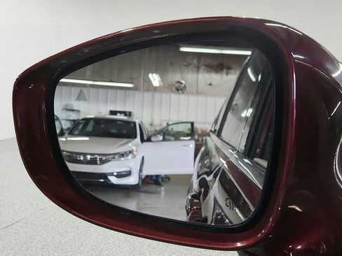 Used 2018 Chrysler Pacifica Touring-L Plus FWD image 11
