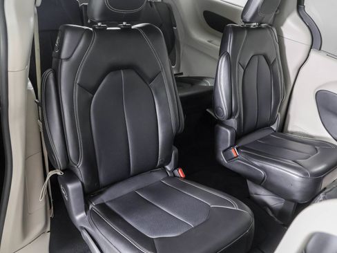 Used 2024 Chrysler Pacifica Touring-L FWD image 42