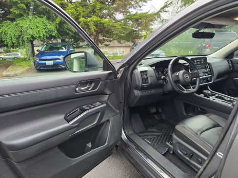 Used 2023 Nissan Pathfinder SL w/ Lighting Package (N92) FWD image 7
