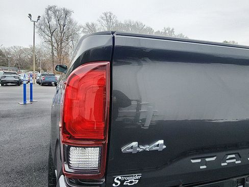 Used 2019 Toyota Tacoma SR image 13