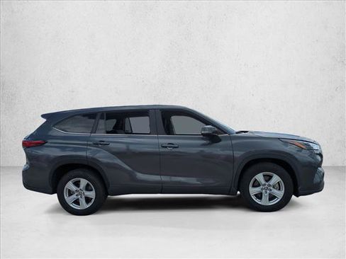 Used 2023 Toyota Highlander L FWD image 4