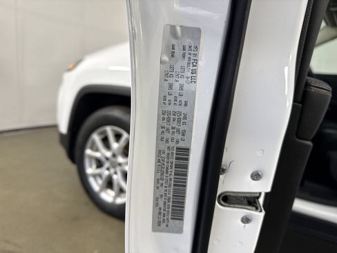 Used 2018 Jeep Cherokee Latitude Plus w/ Cold Weather Group AWD/4WD image 34