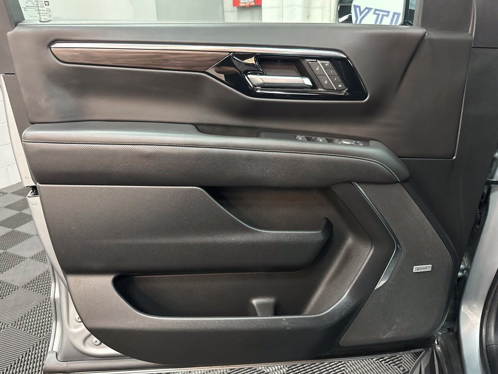 Used 2025 Chevrolet Suburban Premier AWD/4WD image 16