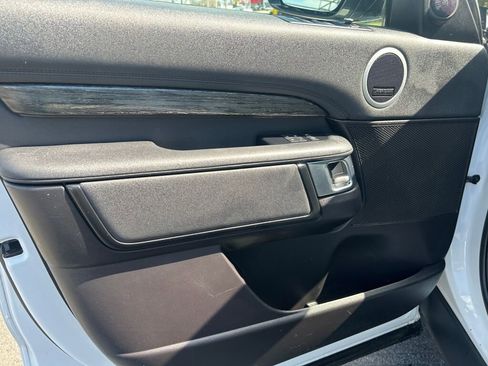 Used 2018 Land Rover Discovery HSE image 9