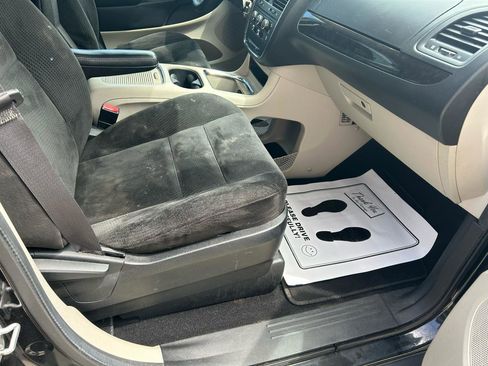 Used 2016 Dodge Grand Caravan SXT FWD image 12