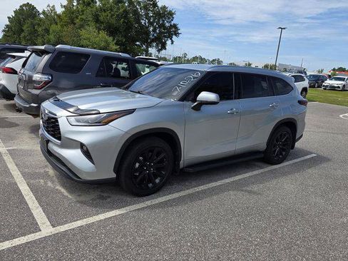 Certified 2024 Toyota Highlander Limited FWD image 14