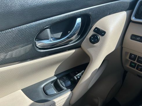 Used 2016 Nissan Rogue SL w/ SL Premium Package image 17