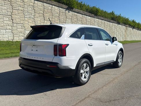 Used 2022 Kia Sorento LX image 3