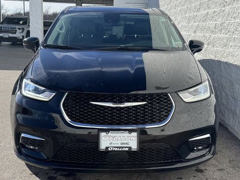 Used 2024 Chrysler Pacifica Touring-L image 3