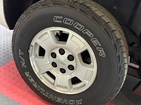 Used 2011 Chevrolet Avalanche LT image 33