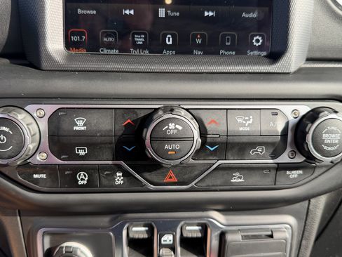 Used 2021 Jeep Gladiator Overland w/ Popular Equipment Package AWD/4WD image 7