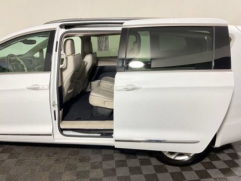 Used 2020 Chrysler Pacifica Limited FWD image 29