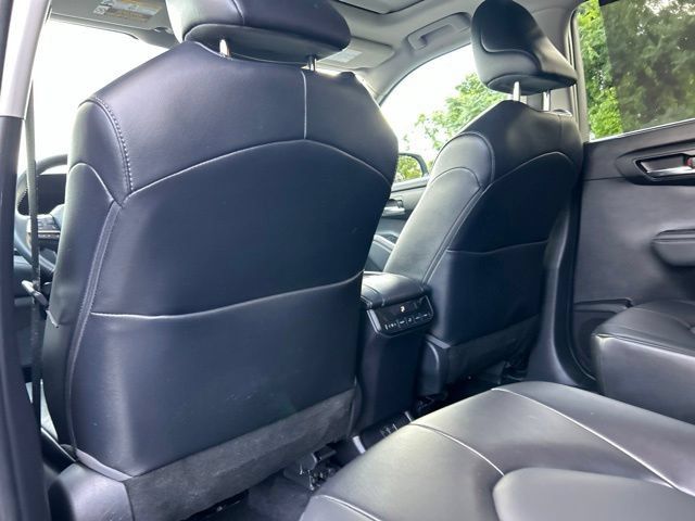 Used 2022 Toyota Highlander XLE AWD/4WD image 41