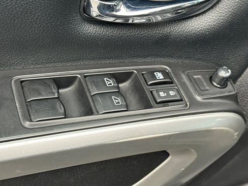 Used 2022 Nissan Titan SV w/ Accessory Utility Package image 11