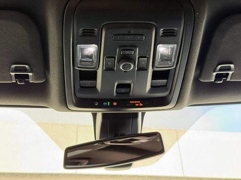Used 2022 Chevrolet Tahoe Z71 w/ Luxury Package AWD/4WD image 23
