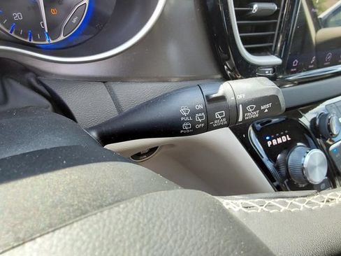 Used 2023 Chrysler Pacifica Touring-L FWD image 59