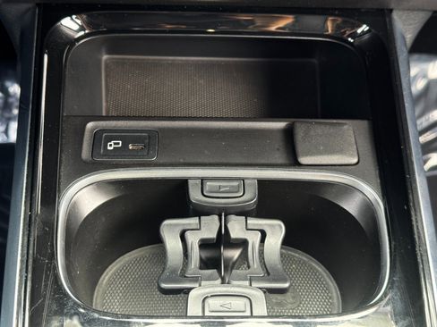 Used 2021 Mercedes-Benz GLB 250 4MATIC w/ Premium Package image 30