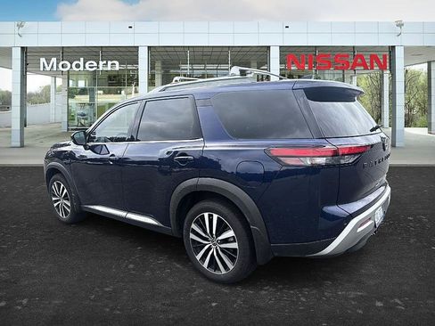 Certified 2024 Nissan Pathfinder Platinum w/ Black Appearance Package AWD/4WD image 3