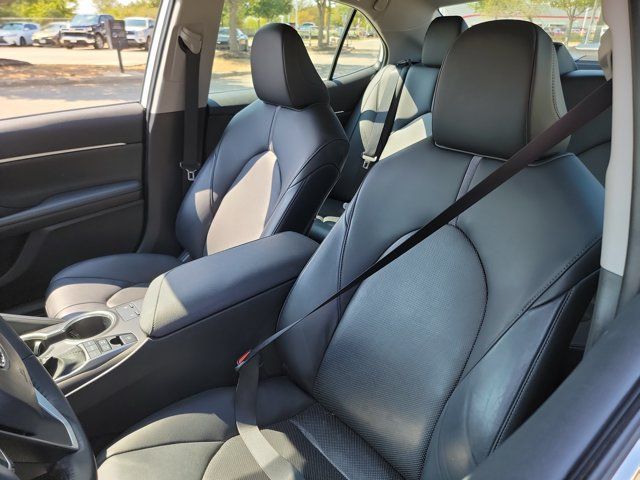 Used 2022 Toyota Camry XLE w/ Cold Weather Package FWD image 10