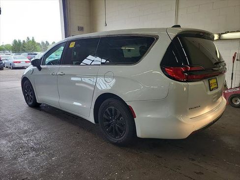 Used 2023 Chrysler Pacifica Limited FWD image 8