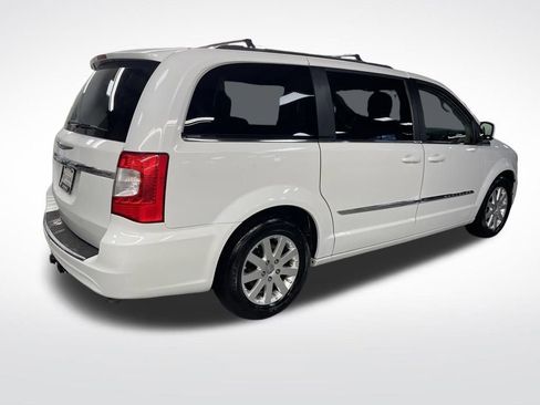 Used 2016 Chrysler Town & Country Touring image 5