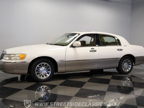 Used 2000 Lincoln Town Car Signature RWD image 7