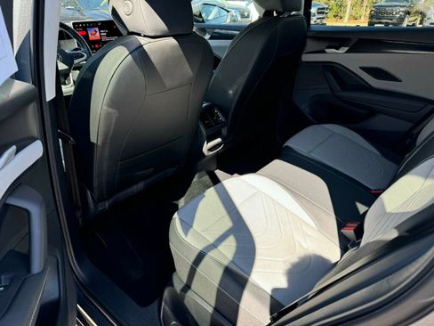 Used 2025 Volkswagen Tiguan SE image 7