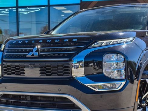 Used 2023 Mitsubishi Outlander SE image 2