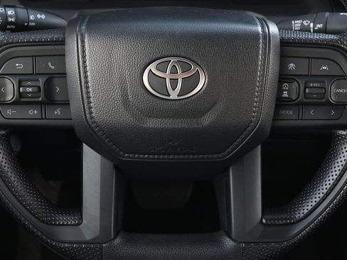 Used 2025 Toyota Tacoma SR5 AWD/4WD image 17
