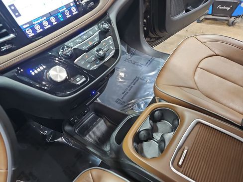 Used 2018 Chrysler Pacifica Limited w/ Advanced Safetytec Group image 24