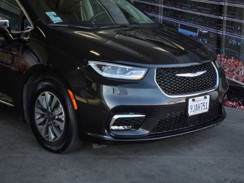 Used 2023 Chrysler Pacifica Limited FWD image 2