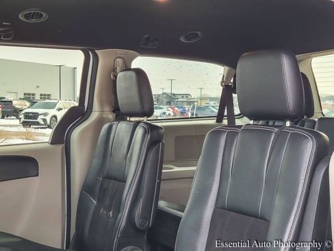 Used 2019 Dodge Grand Caravan SXT image 10