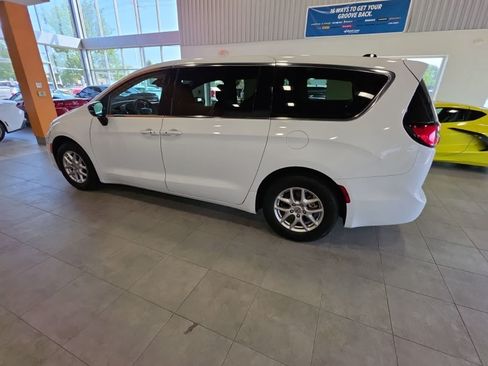 Used 2024 Chrysler Pacifica Touring-L FWD image 13