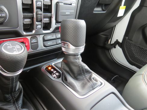 New 2025 Jeep Gladiator Mojave image 30