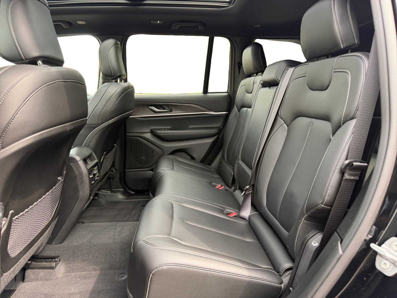 Used 2025 Jeep Grand Cherokee Limited AWD/4WD image 16