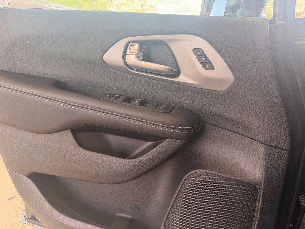New 2027 Chrysler Pacifica Select w/ Family Tech Group FWD image 24