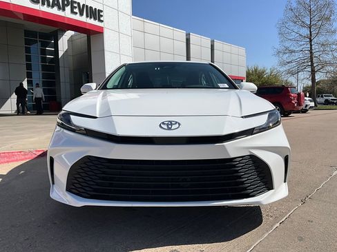 Used 2025 Toyota Camry LE image 3