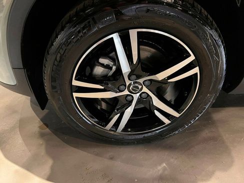 Used 2024 Volvo XC40 B5 Core image 10