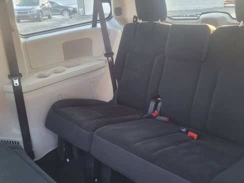 Used 2018 Dodge Grand Caravan SE w/ UConnect Hands-Free Group image 27