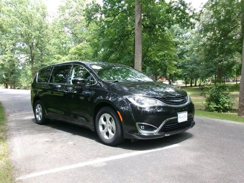 Used 2017 Chrysler Pacifica Touring Plus FWD image 3