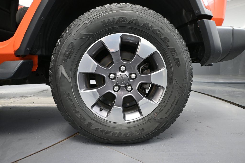 Used 2018 Jeep Wrangler Unlimited Sahara w/ Dual Top Group AWD/4WD image 10