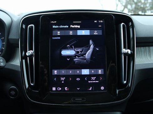 Used 2025 Volvo XC40 B5 Plus image 22