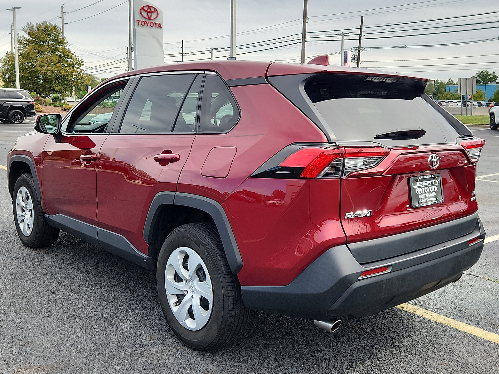Used 2024 Toyota RAV4 LE AWD/4WD image 4